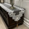 Élégant chemin de table ovale en dentelle pour meuble TV, nappe brodée avec pendentif pompon (40 x 180 cm D)