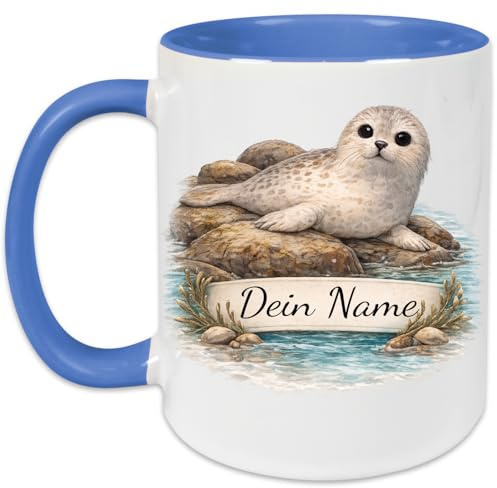 Tasse personalisiert mit Namen – Süße Robbe Seehund Tasse, Namenstasse mit Robbenbaby Tiermotiv, individuelles Kinder Geschenk für Geburtstag, Kommunion, Einschulung, Weihnachten (Blau)