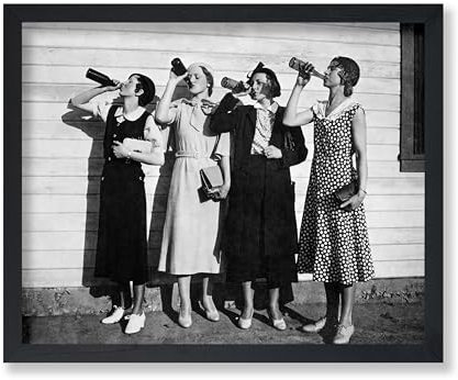 Poster Master Poster Women Drinking Beer – Bierdruck – Alkoholkunst – Fotografie Kunst – Geschenk für Männer, Frauen & Barkeeper – lustige Dekoration für Bar, Männerhöhle, Küche oder Restaurant –