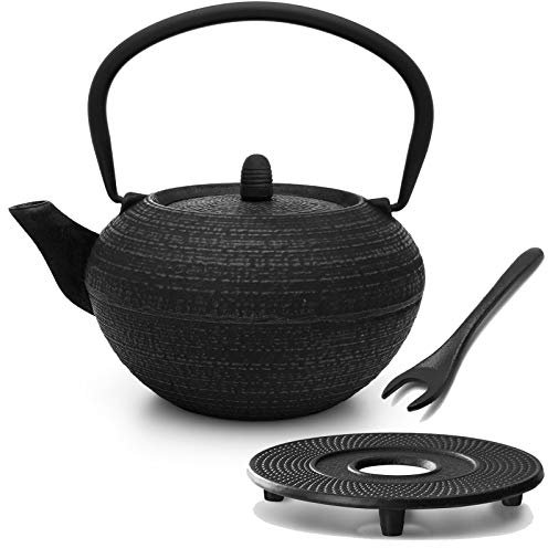 schwarze runde gusseiserne Asia Teekanne 1.2 Liter & mit Henkel & Edelstahl Tee-Filter Sieb-Einsatz für losen Tee & gusseisernem Untersetzer & Deckelheber