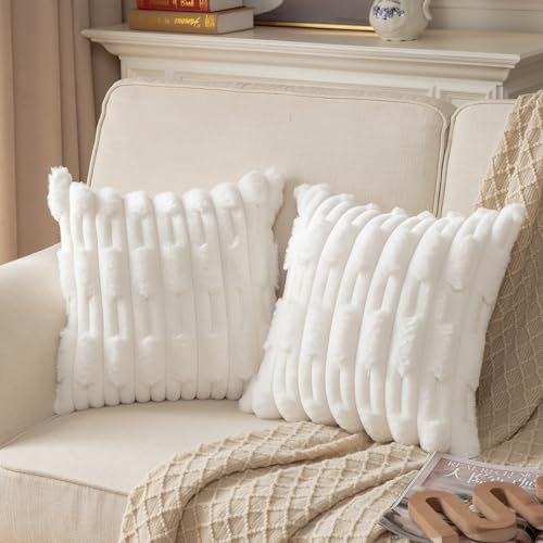 Mandioo 2er Set Cremeweiß Boho gestreiften dekorativen Kissenbezüge 45x45cm Flauschiges Wurfkissenbezug aus künstlichem Kaninchenfell Velvet Kissenhüllen Kopfkissenbezug Sofa Couch Bett Wohnzimmer