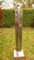 Gartendekoshop24 – Gartendeko Edelstahl Säule, 125 cm mit Edelstahlwürfel. Gebürstete Edelstahlsäule mit Würfel und Muster. Handgefertigte Säule aus Edelstahl, Metallarbeit, für draußen.