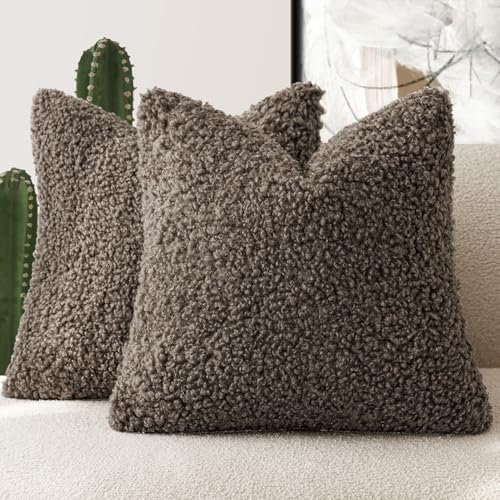 Foindtower 2 fundas de almohada de piel sintética de 26 x 26 pulgadas, color chocolate, fundas de almohada de sherpa suaves y mullidas, fundas de cojín decorativas de forro polar para cama, sofá y