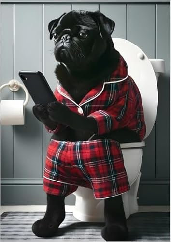 Parksmoonprints Schwarzer Mops sitzt auf Toilette – Hund SMS auf Handy – Tier im Schlafanzug Bild Badezimmer Klo-Ensuite-Schild Wandkunst (Vollfarbig, A4-Größe)