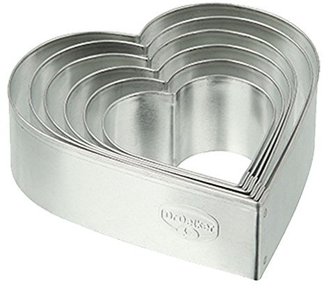 Dr. Oetker Ausstecher 6er Herz, Ausstechformen für die Weihnachtszeit, Ausstecher aus hochwertigem Weißblech - vielfältige Motive (Farbe: Silber), Menge: 1 x 6er Set