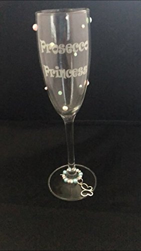 Prosecco Princess Glasflöte mit pastellfarbenen Perlen und Schmetterlingsanhänger, Hochzeitsfeier, Junggesellinnenabschied.