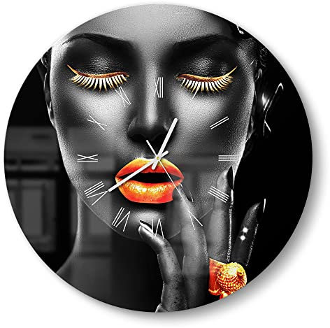 DEQORI Glasuhr | rund Ø 50 cm | Motiv Frau mit Gold Make-Up | große XXL Design Uhr aus Glas | leise Wanduhr für Wohnzimmer & Küche | moderne Hingucker Uhr für die Wand