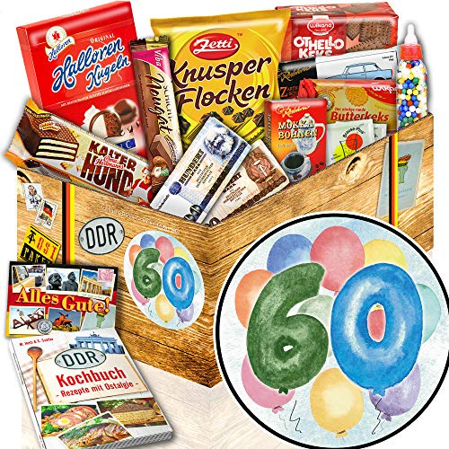 Geschenkbox 60. Geburtstag - DDR Süßigkeiten & Ostprodukte Geschenkset | Große Auswahl mit 13 Spezialitäten wie Halloren-Kugeln & DDR Kochbuch - Inklusive Alles Gute Karte & Geschenkverpackung