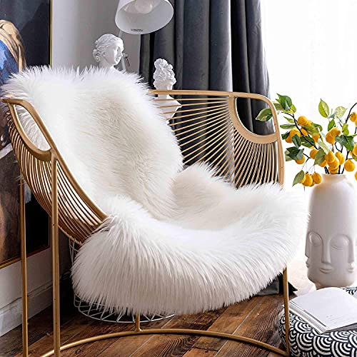 HEQUNon-Slip Tappeto in Finta Pelle di Pecora-Agnello | Morbido e Peloso per Stanza da Letto o Soggiorno | Tappeto Soffice o Copertura per Divani e Sedie (Bianco, 75 X 120 CM Irregolare)