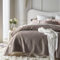 ROOM99 Feel Elegante Tagesdecke in Braun 200 x 220 cm Vielseitige Wohndecke als Bettüberwurf oder Sofaüberwurf Überwurfdecke für Bett und Sofa Steppdecke Stil Ideal als Bedspread Velvet Samt