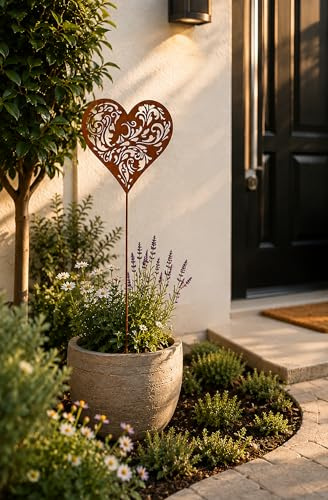 KAMACA Gartenstecker Herz in Rostoptik aus Metall – 66 cm große Gartendeko für Beet, Terrasse & Balkon – Wetterfester Herz Gartenstab mit filigranem Ornamentmuster