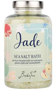 BadeFee Badesalz 500 g – Meersalz mit Mandelöl, vegan, mikroplastikfrei, made in Germany (Jade: grüne Äpfel, kombiniert mit Zitronengras und Sommerblüten)
