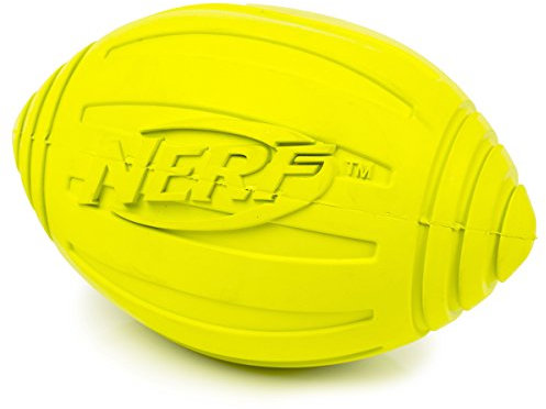 Nerf Dog Ridged Football Hundespielzeug mit interaktivem Quietscher, leicht, langlebig und wasserabweisend, 17,8 cm Durchmesser für mittelgroße/große Rassen, Einzeleinheit, Grün