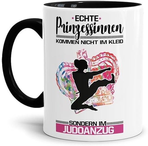 Sport-Tasse Diese Prinzessin trägt einen Judoanzug Mug/Cup/Geschenk-Idee/Witzig/mit Spruch/Innen & Henkel Schwarz