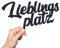 Lieblingsplatz Schild - Wand Deko Schriftzug - Wohnzimmer Deko für zu Hause - Wohnzimmer Wandtattoo - Wanddekoration - Wanddeko Schlafzimmer - Wandsticker - Wandschild aus Kunststoff (M)