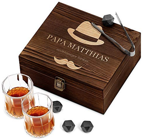 Maverton Whisky Steine Set - in Holzbox mit Gravur - 8 Eiswürfel + 2 Whisky Gläser - wiederverwendbar - aus Granit - Geschenk für Männer - erstklassiger Trinker