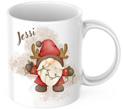 drunkLY Personalisierte Weihnachtstasse mit Namen – Keramik Kaffee-Becher mit Gnom-Motiv – Weihnachtsbecher & Glühwein-Tasse – Geschenkidee Nikolaus & Weihanchten (Gnom-Lichterkette)