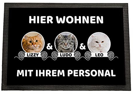 Geschenke 24 | Fußmatte personalisiert Hier wohnen Katzen (Schwarz - 3 Katzen, Mit Rand - 75x50cm) | mit Wunschfoto und Namen Bedruckt | lustige Schmutzfangmatte für Katzenliebhaber | Haustür