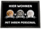 Geschenke 24 | Fußmatte personalisiert Hier wohnen Katzen (Schwarz - 3 Katzen, Mit Rand - 75x50cm) | mit Wunschfoto und Namen Bedruckt | lustige Schmutzfangmatte für Katzenliebhaber | Haustür