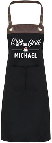 Personalisierte Grillschürze Grill-Schürze für Männer Grillmeister Schürze mit Kunstleder Applikation | Kochschürze | Grillschürze mit Wunschnamen | Weihnachten (King of the Grill - Schwarz)