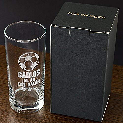Regalo personalizable para hombres por su cumpleaños: Vaso de whisky grabado con un balón de fútbol, el nombre que tú quieras y el texto 'el as del balón'