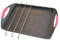 Griglia multiuso 100% antiaderente con rivestimento effetto pietra. Fondo ad induzione. Si può usare sia in forno che sul fornello. Porta spiedini. Manicature asportabili in Silicone