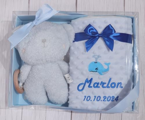 BotoBaby ★ GESCHENKSET Babydecke mit Namen und Datum Bestickt + Kuscheliger Teddybär mit Holzbeißring ★ Geschenk ★Geburt ★ Taufe ★ (Set 11 - Blau + Teddybär mit Beißring)