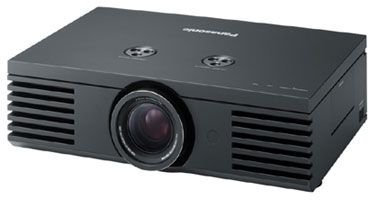 Panasonic PT-AE2000E (Kontrast 16000:1, 1500 Ansi Lumen, HDMI) LCD-Projektor schwarz