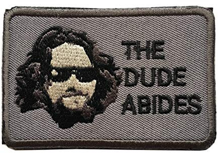 Big Lebowski The Dude Abides Pee Teppich Patch Perfekt für Ihre taktische Militärausrüstung, Rucksack, Baseballkappe, Tellerträger oder Weste. 5,1 x 7,6 cm Haken-Aufnäher (B-Grau)