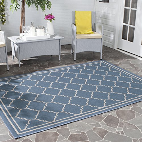 SAFAVIEH Geometrisch Teppich für Wohnzimmer, Esszimmer, Schlafzimmer - Courtyard Collection, Kurzer Flor, Blau und Beige, 79 X 152 cm