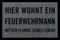 Interluxe FUSSMATTE Türmatte Hier WOHNT EIN FEUERWEHRMANN Geschenk Dekomatte Eingang Dunkelgrau