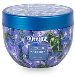 L'AMANDE - Crema Corpo Profumata con Acido Ialuronico, Te Verde e Vitamina E Antiossidante - Crema Corpo Idratante Pelle Secca Effetto Elastico, Fresco e Luminoso Antiage - Fiori di Zaffiro, 300 ml