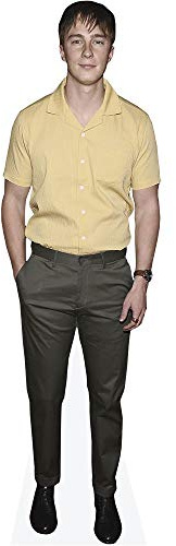 Drew Starkey (Yellow Top) Pappaufsteller lebensgross