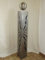 Gartendekoshop24 – Gartendeko Edelstahl Säule, 100 cm, mit gebürsteter Edelstahlkugel. Säule aus Edelstahl, wetterfest, handgemacht, mit Muster. Moderne Edelstahlsäule Nicht rostend.