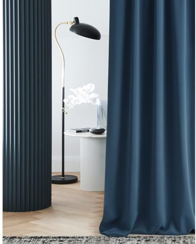 ROOM99 Vorhang mit Ösen Laurel 140 x 250 cm Breite x Höhe Verdunkelung Blickdicht Schiebegardinen Curtain Wohnzimmer Schlafzimmer Dunkelblau, 1 Stück
