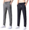 2er Set Slim Fit Hose Herren Locker Atmungsaktive Gerade Hose Dünne Einfarbige Freizeithose Elastische EIS Seide Sporthose 2025 Leichte Bequeme Sommerhose Plain Outdoorhose mit Kordelzug und Taschen