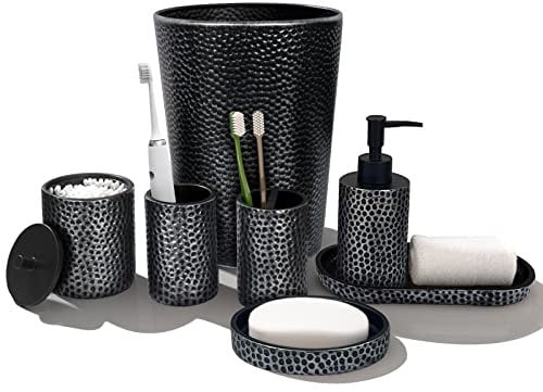 Badezimmer Zubehör Set, LKKL 7-teilig Bad Set mit Mülleimer Seifenspender Seifenschale Zahnputzbecher Zahnbürstenhalter Qtip Halter Badezimmer Tablett Modern Bad Accessoires Komplettset, Silber