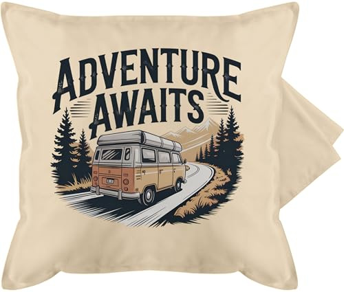Kissenbezug - Kissen - Adventure Awaits Camping Van Geschenkideen Camper Bus I Van Life Campinggeschenk Outdoorfans - 50 x 50 cm - Beige Natur - campervan für campingfans campingbus wohnmobil