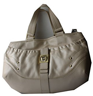 Aigner Ruff Shopping Tasche Farbe: Nude Material: Leder Die Tasche hat aussen eine grosse Metallverziehrung mit dem Markenzeichen. Abmessung: ca. 34x20x14,5cm Lederhandtache Tasche = 1 Stück