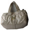 Aigner Ruff Shopping Tasche Farbe: Nude Material: Leder Die Tasche hat aussen eine grosse Metallverziehrung mit dem Markenzeichen. Abmessung: ca. 34x20x14,5cm Lederhandtache Tasche = 1 Stück