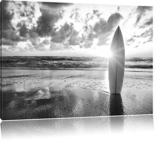 Pixxprint Surfbrett am Strand bei Sonnenuntergang Kunst B&W, Größe: 120x80cm, Leinwandbild, fertig gespannt, Wandbild, Dekoration, Kunstdruck, kein Poster