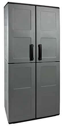 Armario de altura completa en polipropileno, material reciclable y ecológico sostenible, está equipado con bisagras de acero y estantes ajustables, dimensiones L 680 x P370 x H 1.630 mm.