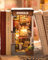 Rolife Book Nook Sakura Allée du Vin Booknook Japonais Izakaya Kit de Maison Miniature DIY pour Adultes à Construire Cadeau de Noël et d'anniversaire Décoration de Bibliothèque Diorama Kit