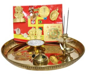 DEVKI Laxmi Idol Statue Pooja Thali Set mit 9 indischen dekorativen Puja-Artikeln, Aarti-Teller für Tempel, Hochzeit, Heimdekoration, Kuber Yantra, Messing, Tika Thali, Diwali-Dekoration