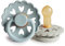 FRIGG Fairytale Schnuller 2 Packung | Latex Schnuller | BPA-Frei | Hergestellt in Dänemark | Symmetrischer Sauger in Kirschform (Stone Blue/Willow Gray, Größe 2 (6-18 Monate))