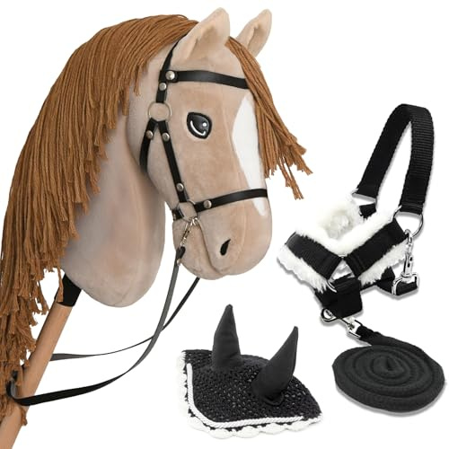 Hobby Horse Land Perlino A3 – Steckenpferd mit Trense und Set Schwarz | Trense inklusive + Set Halfter, Strick und Fliegenhaube Schwarz. Helle Robe, weiche Mähne. Ab 5 Jahren.