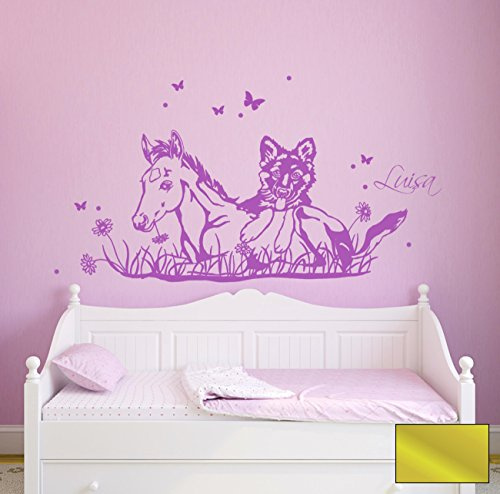 Wandtattoo Wandaufkleber Pferd Fohlen mit Hund Schäferhund Schmetterlinge Wunschname Name M1630 - ausgewählte Farbe: *Gold* - ausgewählte Größe: *XL - 97cm breit x 45cm hoch*