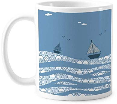 Taza de cerámica con diseño de barco y paisaje de nubes, diseño de olas marinas