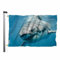Swono Tolle Weiße Hai-Flagge, Banner mit Meeresfisch, Lächeln, Schwimmen, Blauer Ozean, Wildtier-Flagge, 90 x 150 cm, Groß, Für Drinnen und Draußen, Büro mit Messingösen