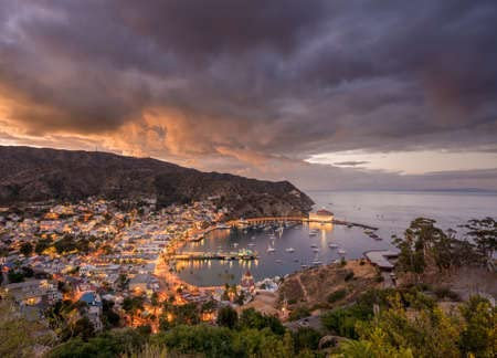 Poster-Bild 100 x 70 cm: Panorama auf Catalina Island vor Kalifornien bei Sonnenuntergang mit Hafen in Avalon(92486557)